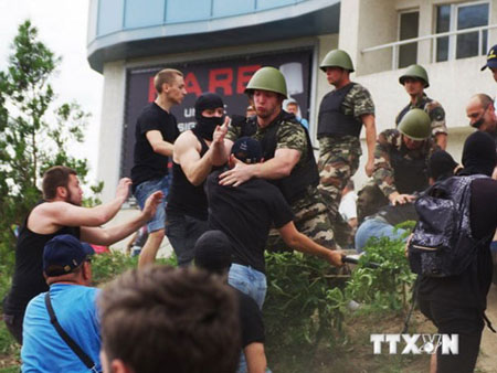 Những người biểu tình quá khích tấn công Tổng lãnh sự quán Nga ở thành phố Odessa ngày 16/6.
